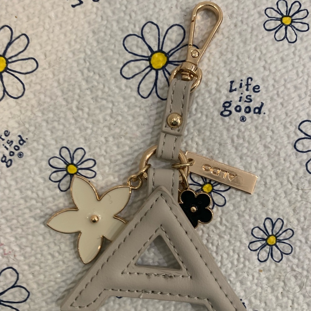 3/$15 Aldo Cream and Gold Keychain bundle - Picture 6 of 6